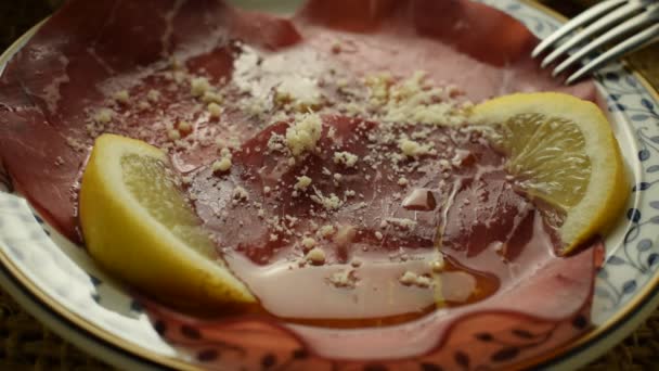 Limon suyu, zeytinyağı ve parmesan peynirli Bresaola dilimleri.. - Video, Çekim