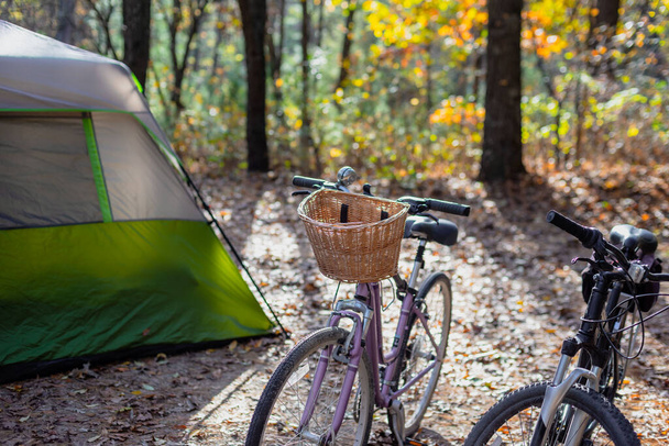 lähikuva kahdesta pyörästä teltan vieressä syksyllä leirintäalueella Mirror Lake State Parkissa, Wisconsinissa
 - Valokuva, kuva