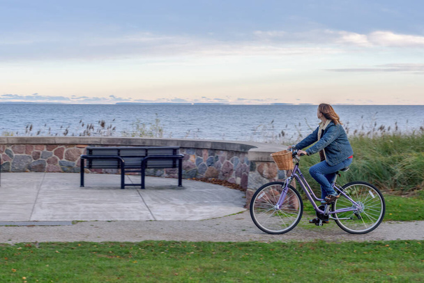 秋にミシガン州のアッパー・ミシガンの優れた海岸線に沿って自転車に乗る - 写真・画像