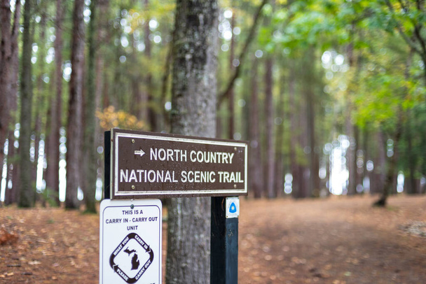 marcador Trailhead ao longo do North County National Scenic Trail ou NCT em Upper Michigan
 - Foto, Imagem