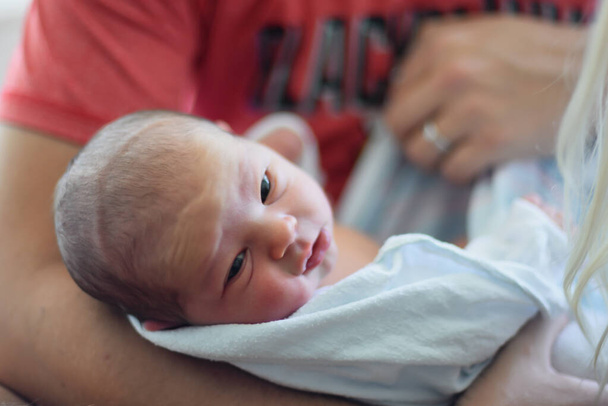 Папа держит новорожденного ребенка в больнице
 - Фото, изображение