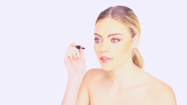 Beautiful woman applying mascara - Footage, Video