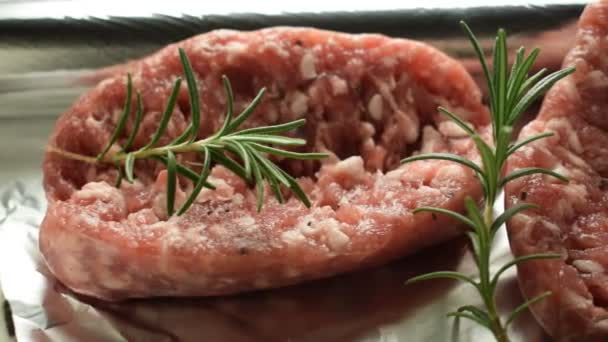 Сира ковбаса в фользі
 - Кадри, відео