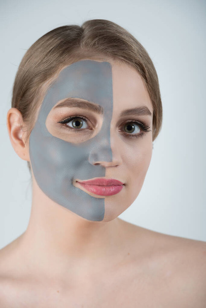 Γυναικεία μάσκα spa έννοια ομορφιά μισό πρόσωπο υγιές πορτρέτο. - Φωτογραφία, εικόνα