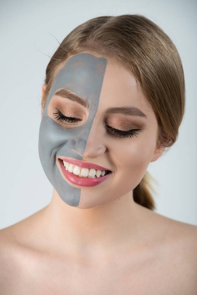 Γυναικεία μάσκα spa έννοια ομορφιά μισό πρόσωπο υγιές πορτρέτο. - Φωτογραφία, εικόνα