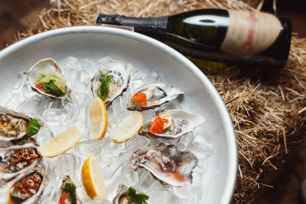 oesters op ijs en wijn - Foto, afbeelding