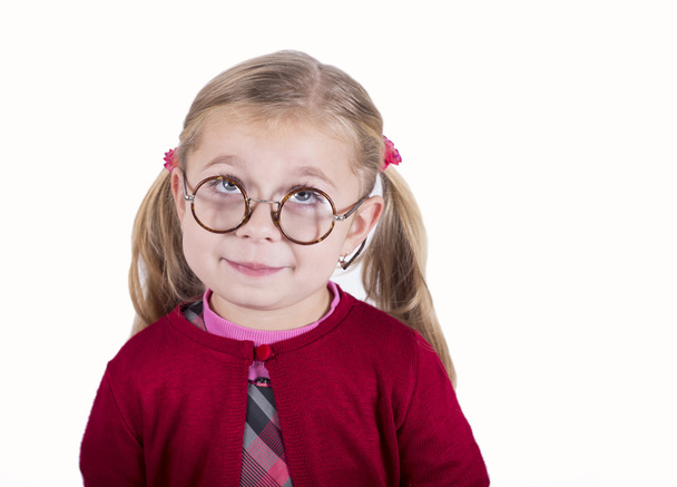 眼鏡をかけて小さな女の子のクローズ アップの肖像画 - 写真・画像
