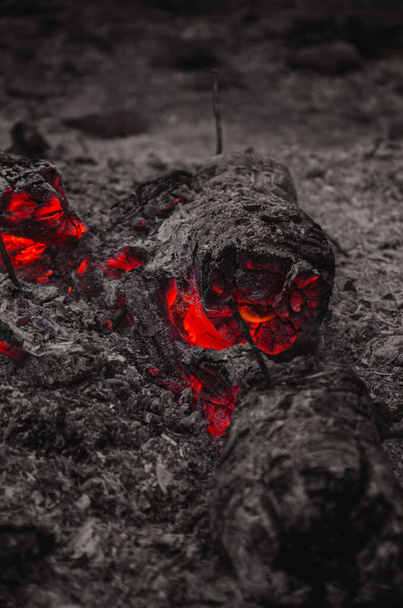 Розпечений попіл з червоним вугіллям
. - Фото, зображення