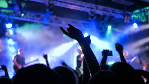 A rock koncerten bulizó emberek sziluettjei - Fotó, kép