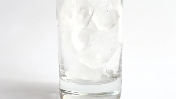 Preparation of coca cola with ice and lemon. - Filmati, video