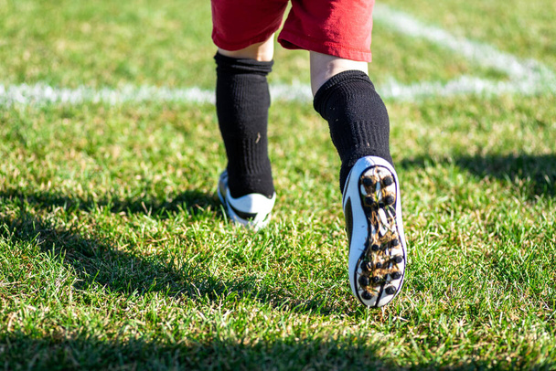 サッカーのクリートを履いた子供だけの足の角度が低い - 写真・画像