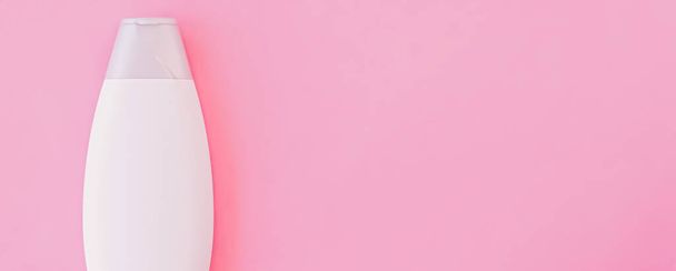 Frasco de xampu de rótulo em branco ou gel de banho em fundo rosa, produtos de beleza e cosméticos para cuidados com o corpo
 - Foto, Imagem