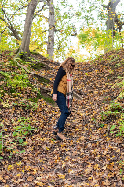 donna escursionismo giù per la collina in Wisconsin in autunno
 - Foto, immagini