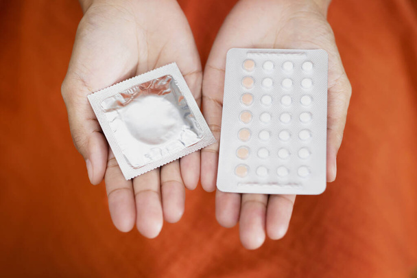 Antikoncepční prostředky: kondom a antikoncepční pilulky  - Fotografie, Obrázek