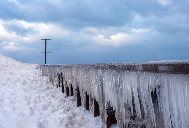 ijsbreker muur langs Lake Michigan bij temperaturen onder nul - Foto, afbeelding