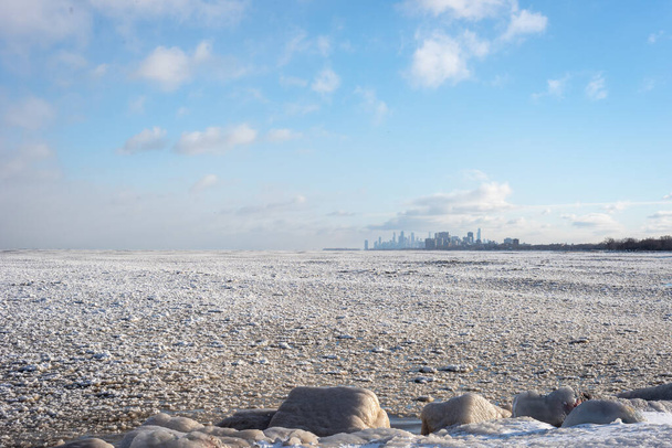 formation de glace sur le lac Michigan à des températures inférieures à zéro avec Chicago skyline en arrière-plan
 - Photo, image