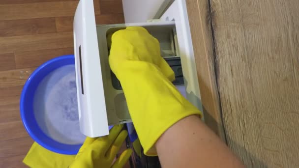 Frau reinigt Teile der Waschmaschine.Draufsicht - Filmmaterial, Video