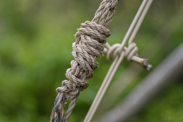 primo piano di corda e nodi di corda abilità all'aperto
 - Foto, immagini