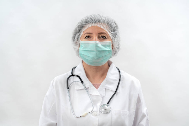 Enfermeira médica cansada após o trabalho na clínica de laboratório com estetoscópio de máscara
 - Foto, Imagem