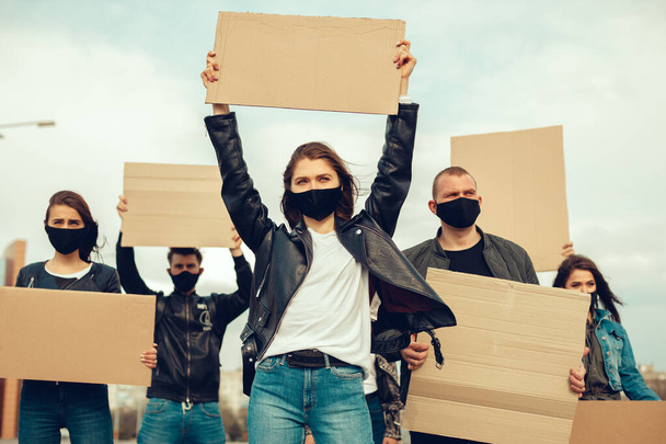 Група людей з масками, які вийшли з плакатами на знак протесту Протест населення проти коронавірусу і проти введення карантинного засідання про коронавірус і права людини. Copyspace - Фото, зображення