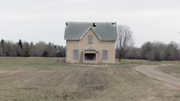 Bahar günü terk edilmiş eski bir ev - Video, Çekim