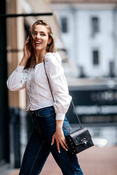 Portrait of an attractive young girl dressed in white shirt.fashion street stile portrait. cute girl smile looking aside. - Fotoğraf, Görsel