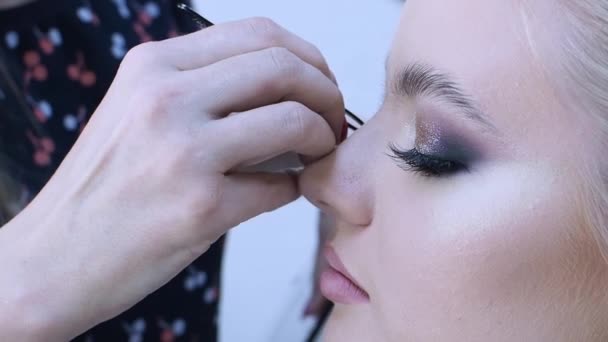 Eyelash extensions, makeup master glues bunches of eyelashes, a bright glamorous image for a party. - Filmati, video