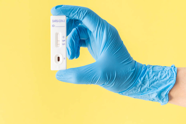 Coronavirus concept - hand holding positive covid test - Foto, Bild