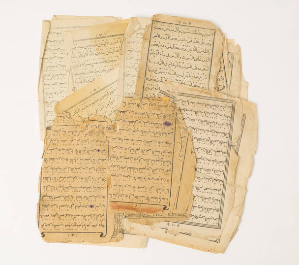 ősi régi papírok az arab könyvből, a Koránból. - Fotó, kép