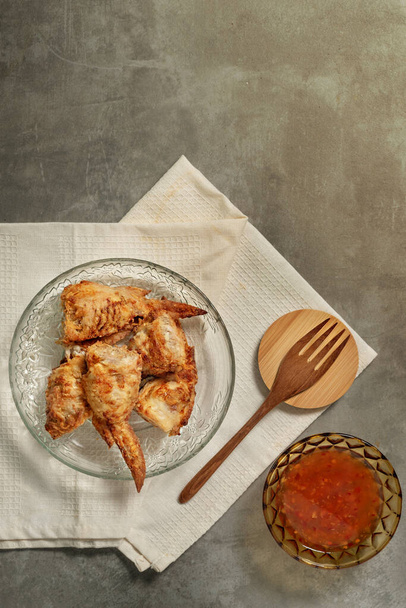 vista superior de las alas de pollo rellenas en el plato servido con salsa de chile
 - Foto, imagen