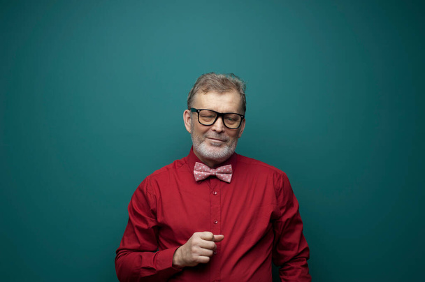 Portrait of a positive elderly man in glasses - Фото, зображення