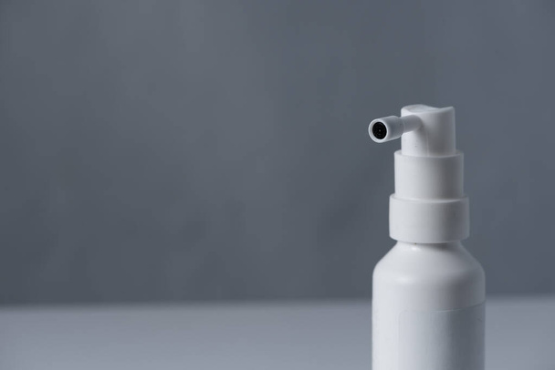 Spray. Kehlspray isoliert auf weißem, schwarzem Hintergrund. Mit Schnittpfad. medizinischer Behälter - Foto, Bild
