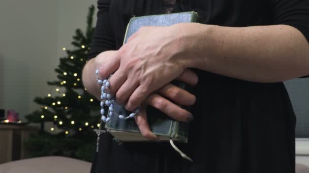 Χριστιανή γυναίκα χέρια κρατώντας Αγία Γραφή - Πλάνα, βίντεο