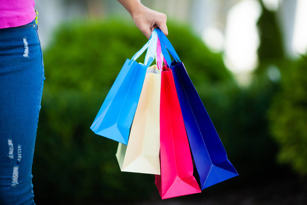 Mujer sosteniendo bolsas de compras con nuevas compras
 - Foto, Imagen