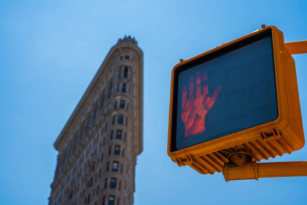 Red light symbol on a traffic light near the Flatiron building in New York. - Zdjęcie, obraz