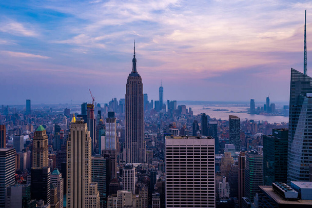 New York City sunset skyline view  with cityscape and skyscrapers in Manhattan - Foto, Imagem