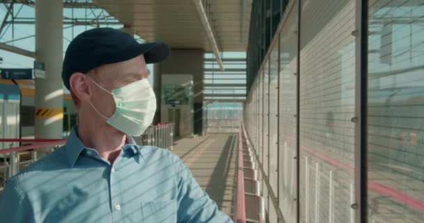 Man wearing protective mask - Video, Çekim