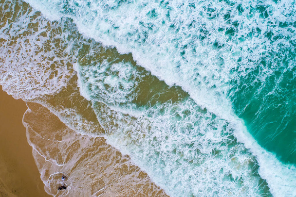 Widok z lotu ptaka morze plaża niebieski turkusowy fala wakacje caoncept - Zdjęcie, obraz