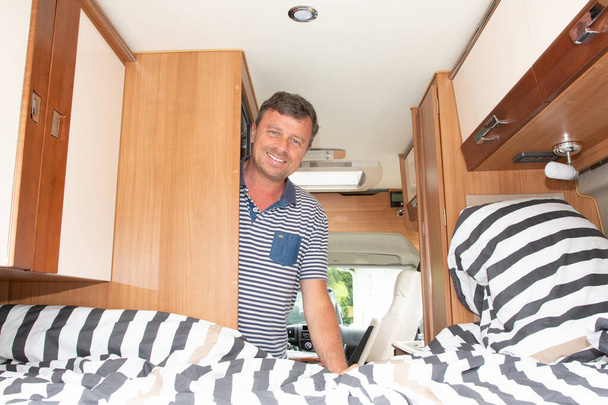 Mies kuljettaja vanlife asuntoauto sisustus CamperVan RV matkailuauto käsite
 - Valokuva, kuva