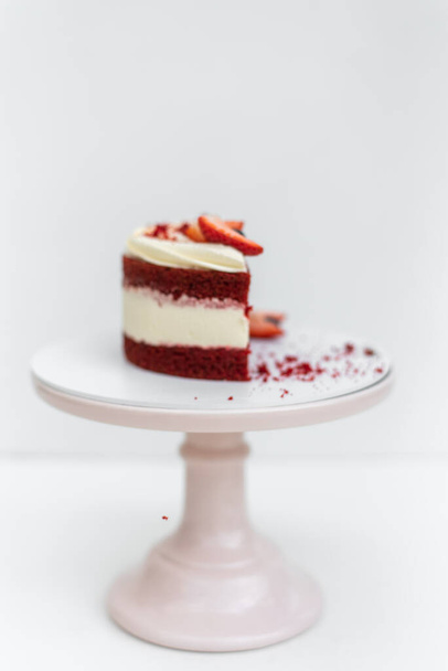 Deliziosa torta di velluto rosso fatta in casa con bacche fresche su sfondo bianco
 - Foto, immagini