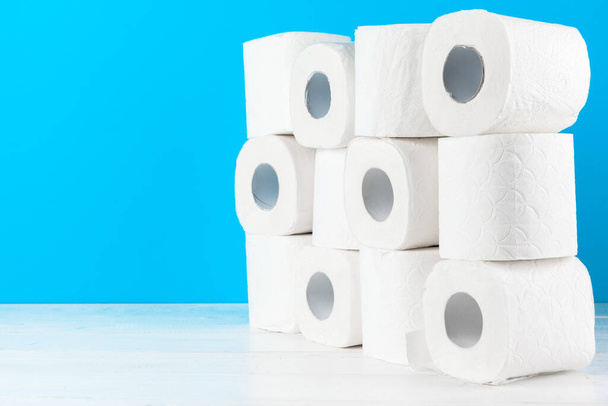 Simple toilet paper, close up side view - Foto, afbeelding