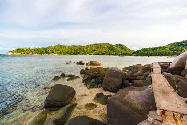 Βραχώδης παραλία ακτή Andaman με γαλαζοπράσινα νερά καλοκαιρινές διακοπές - Φωτογραφία, εικόνα