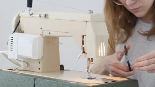Girl seamthe guante está llenando el hilo en la máquina de coser aguja. costura de vídeo
 - Imágenes, Vídeo