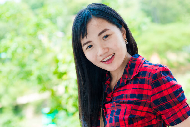 Mooie aziatische vrouwen glimlachen op groen park outdoor natuur achtergrond - Foto, afbeelding