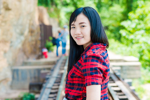 Belles femmes asiatiques souriant au vert parc nature en plein air arrière-plan - Photo, image