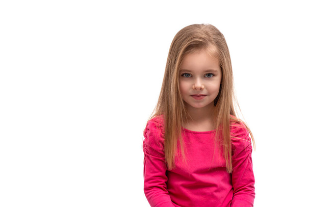 Retrato en la cintura de una atractiva niña rubia con el pelo largo y los ojos azules sobre fondo blanco en el estudio
 - Foto, Imagen