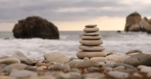 4k відео пірамідальних каменів на березі моря в сонячний день на синьому морському фоні. Щасливі свята. Гальковий пляж, спокійне море, туристичний напрямок. Концепція щасливої відпустки на морі
 - Кадри, відео