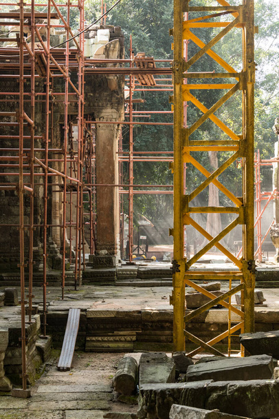 Site archéologique et rénovation au temple Ta Prohm, Angkor Wat (Cambodge) avec une lumière spectaculaire
 - Photo, image
