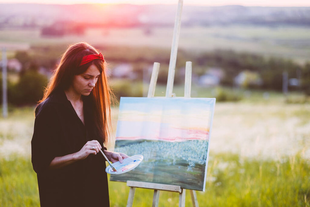mujer pintor con pincel en el campo - Foto, Imagen