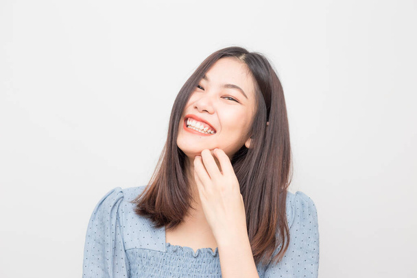 glimlachen mooie aziatische vrouwen posten vers gezond leven op witte achtergrond - Foto, afbeelding